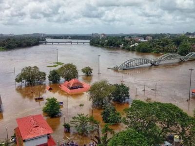 Энэтхэгт үер бууж, 350 гаруй хүн амиа алдаад байна